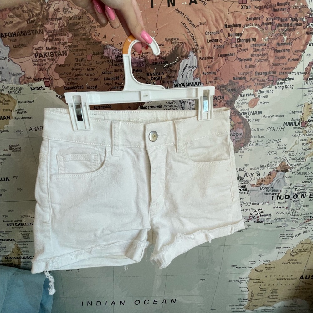 AMERICAN EAGLE WHITE DENIM SHORTS